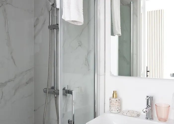 לינה וארוחת בוקר Maison Geranium 4*